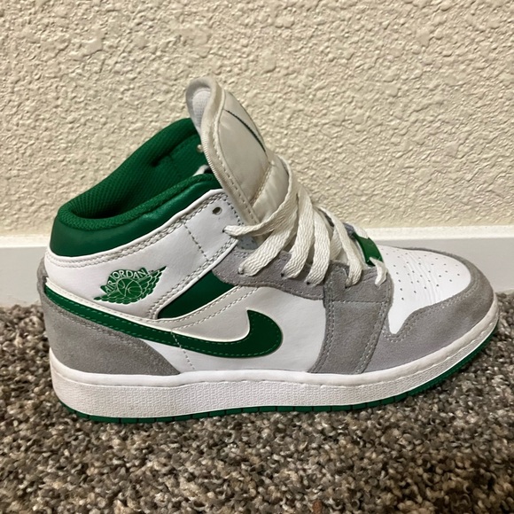 Air Jordan 1s pinecones limited addition - Picture 3 of 4